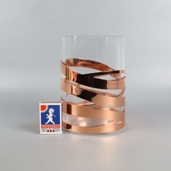 Vas bredvid tändsticksask, visar storleken