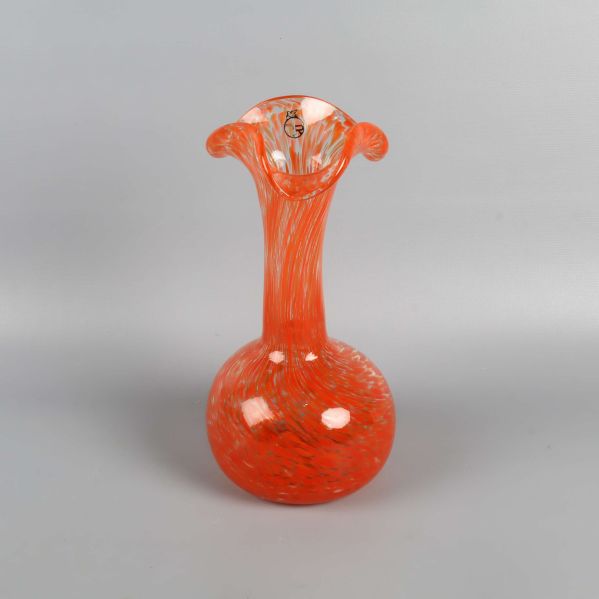Handblåst orange vas med rund botten och vågig kant