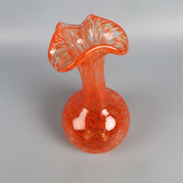 Övre vy av vasen visar den vågiga öppningen och mönstret