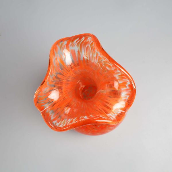 Toppvy av den orange vasen med abstrakt mönster