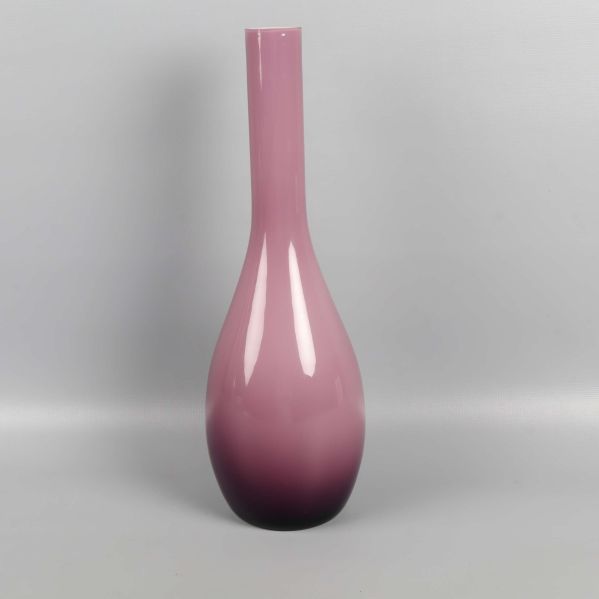 Lilarosa vas med smal hög hals mot grå bakgrund
