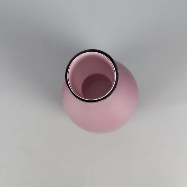 Vy ovanifrån av vasens öppning och innandöme