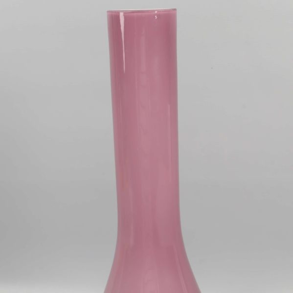 Närbild på vasens övre del och smala hals