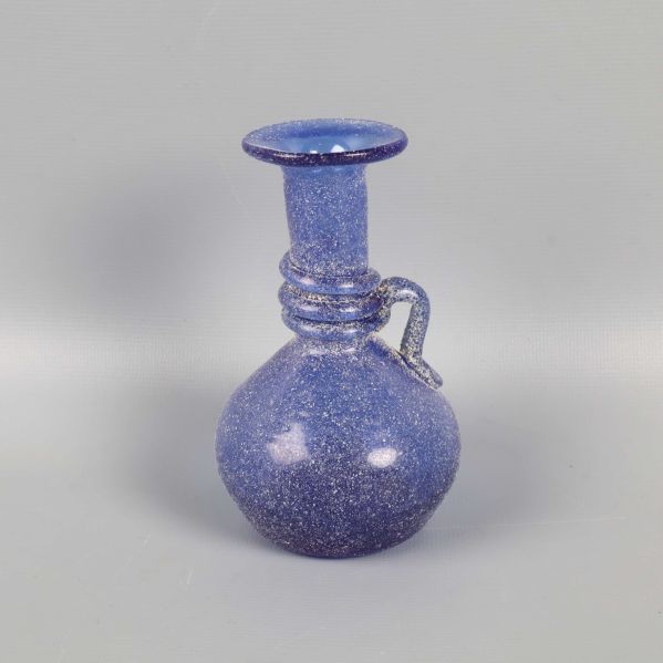 Liten blå vas snadblästrad och rund botten