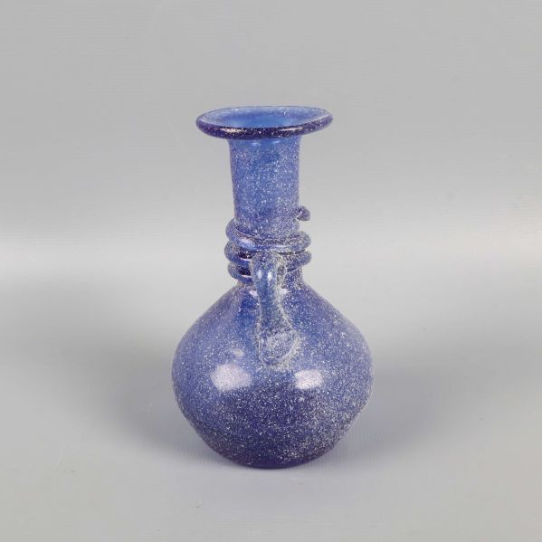 Vasi blått glas sedd bakifrån med handtag