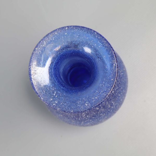 Öppningen och halsen på blå glasvas uppifrån