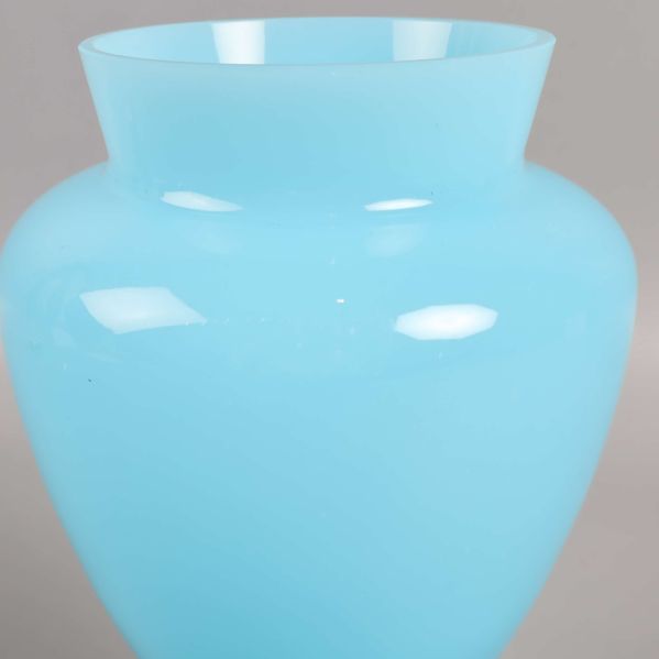 Närbild på vasens glansiga yta och blå färg