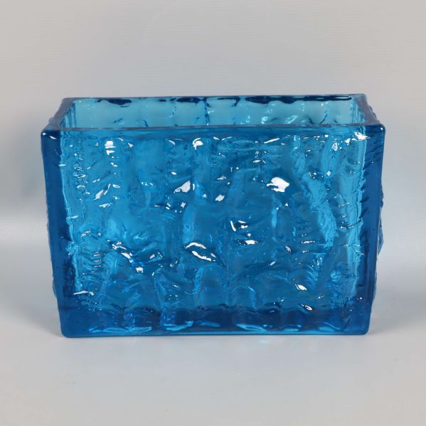 Rektangulär vas i blått glas med bubblig struktur
