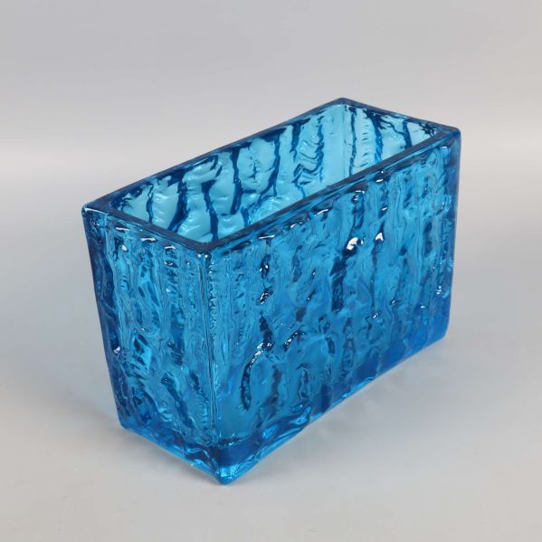 Sned vy över blå rektangulär glasvas med bubblig utsida