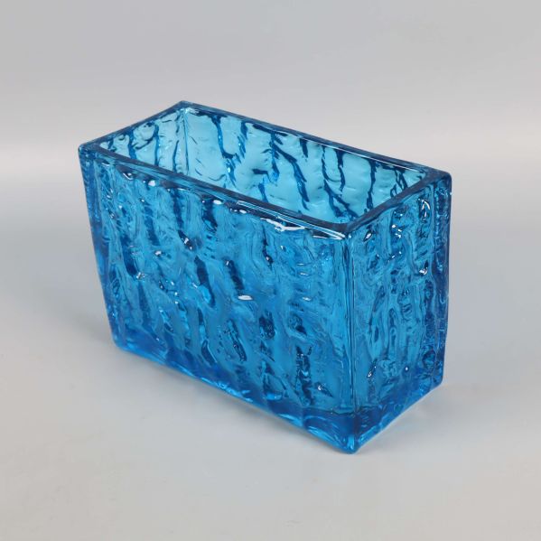 Sned bild på blå glaskruka med tydlig struktur