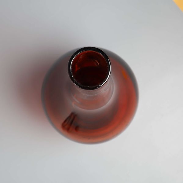 Vas sedd uppifrån med öppningen i fokus