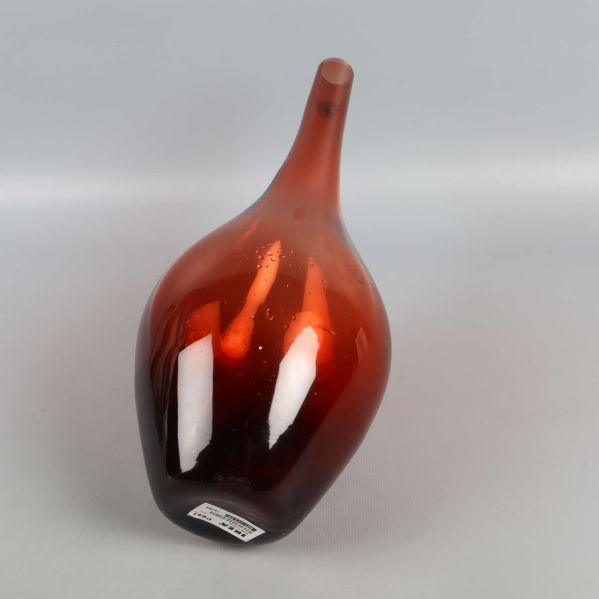 Vas liggande med botten och färgskiftning synlig