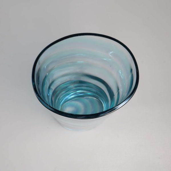 Öppning på blå glasvas ovanifrån