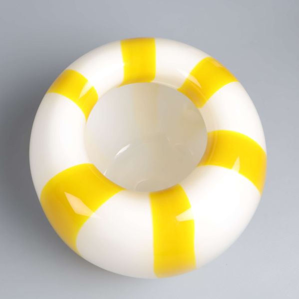 Ovanifrån syn på vas med gulrandigt mönster