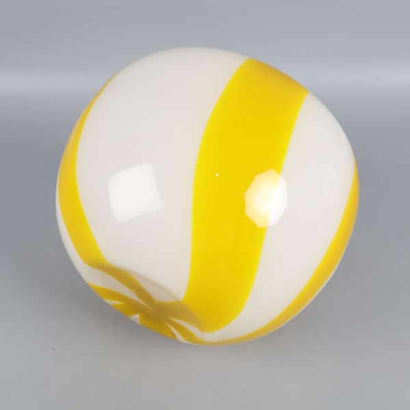 Underifrån syn på vasen med gula och vita ränder