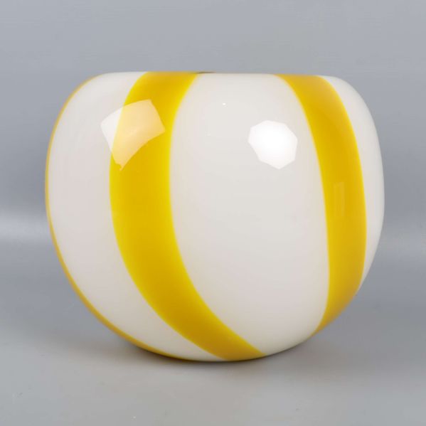 Sidan av vas med blanka gula och vita ränder