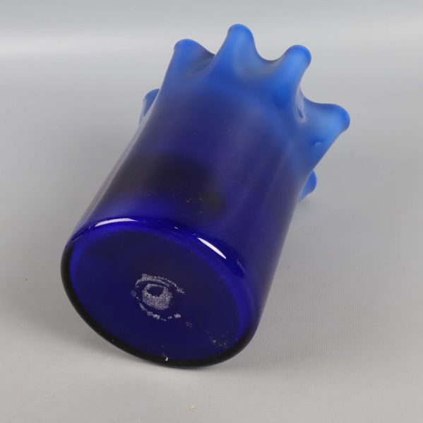 Blå vas ligger ner och visar botten