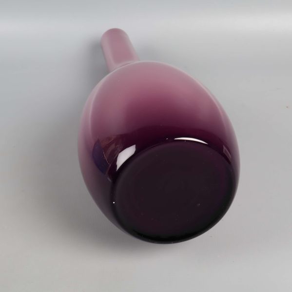 Närbild av vasens rundade botten i mörklila ton