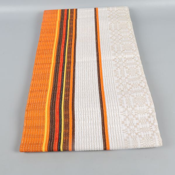 Avlång bordslöpare med randigt och mönstrat tyg