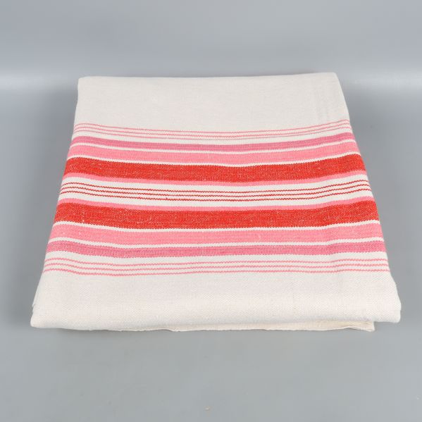 Vikta bordsduken med röda och rosa ränder på vitt