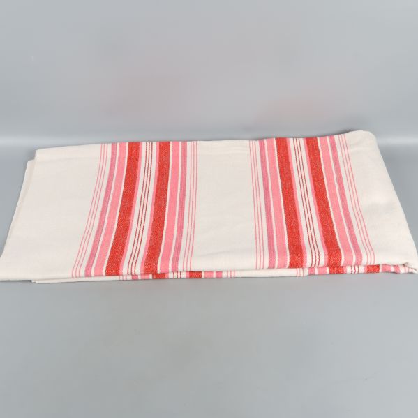 Avlångt vikt bordsduk med randigt mönster i rosa och rött