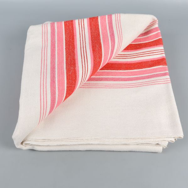 Fyrkantigt vikt bordsduk i vitt med röda ränder