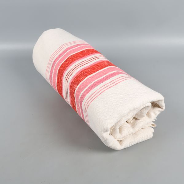 Hoprullad bordsduk med röd-rosa ränder på vit botten