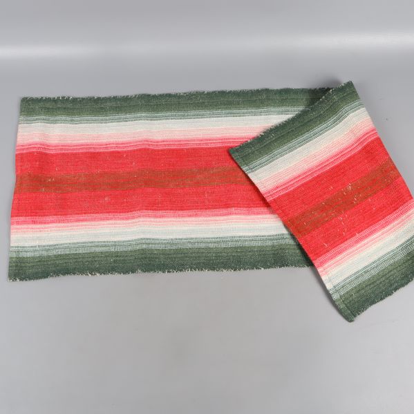 Löpare i grönt, rött och vitt med breda ränder