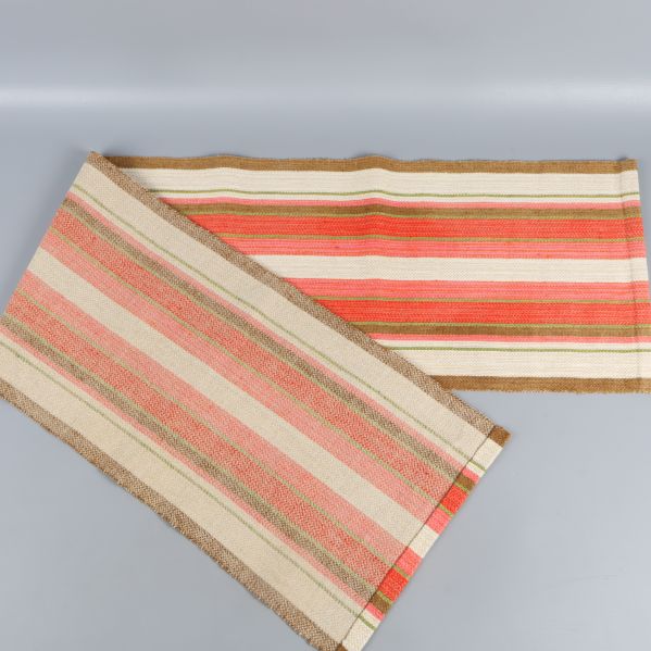 Löpare i beige med orange och gröna ränder