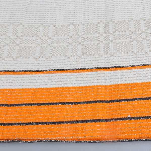 Detalj av orange-randig kant och vävning