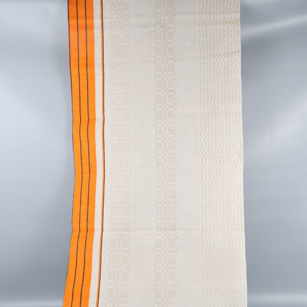 Lång löpare med orangea kanter på ett bord