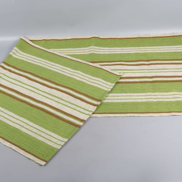 Grön randig löpare utvikt på grått underlag