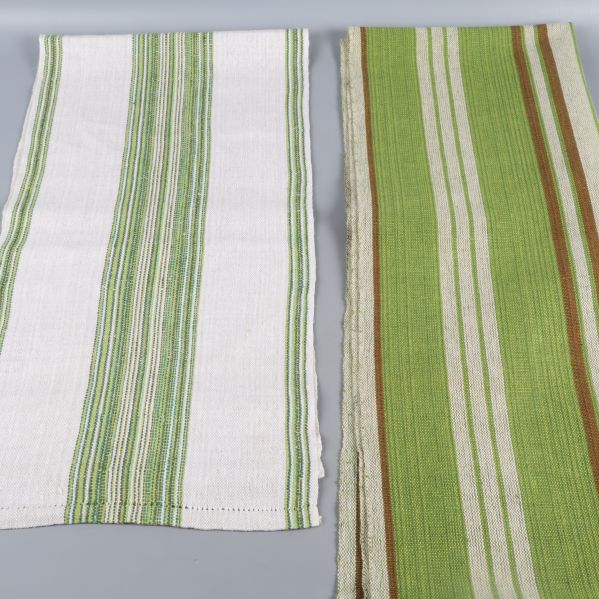 Två löpare bredvid varandra, en vit och en grön