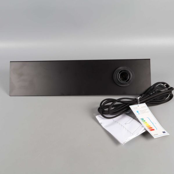 Baksida av svart vägglampa med borttagen glödlampa och sladd