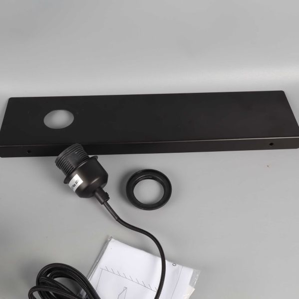 Svart metallhylla med uttag för lampa och sladd