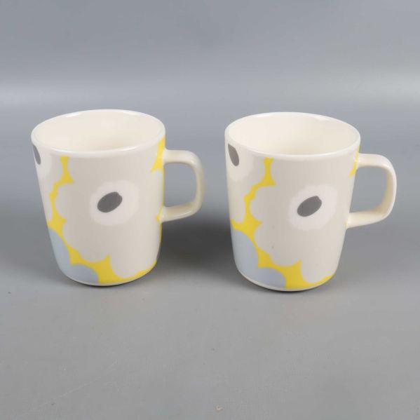 Två Marimekko-koppar från sidan, blommönster synligt