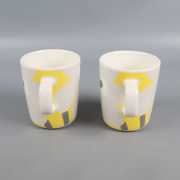 Två Marimekko-muggar bakifrån, handtagen synliga