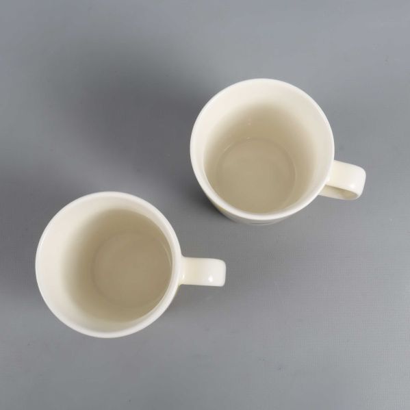 Två vita koppar fotade uppifrån, insidan synlig