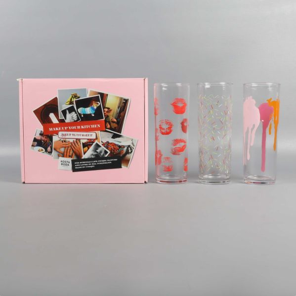 Tre glas med olika färgglada tryck och rosa förvaringslåda