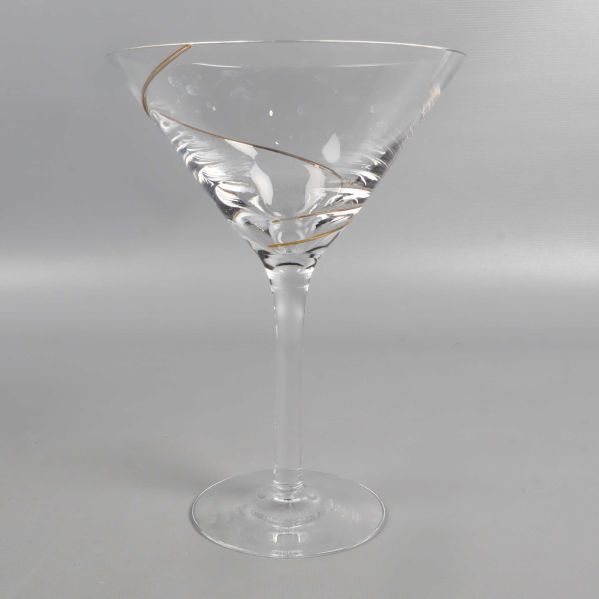 Cocktailglas med elegant guldspiral och slank fot