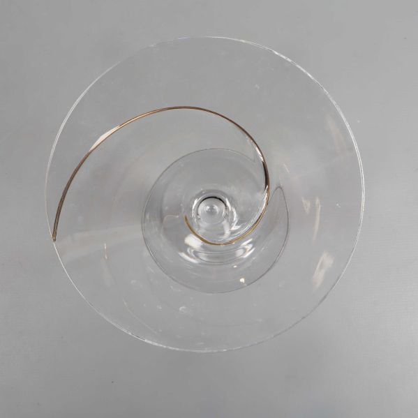 Överifrån syn på cocktailglas med spiralformad dekoration