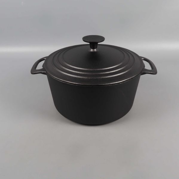Svart gjutjärnsgryta med lock och handtag