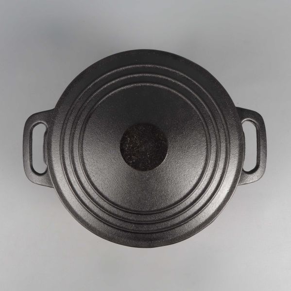 Grytans lock ovanifrån med cirkulära detaljer