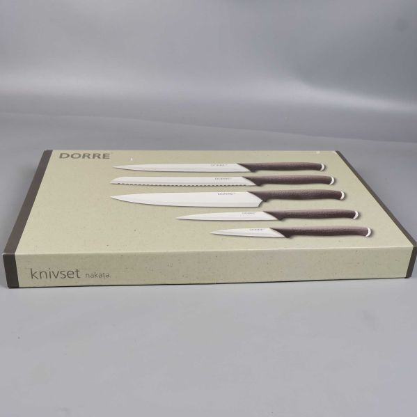 Knivset med fem knivar från sidan i kartongförpackning