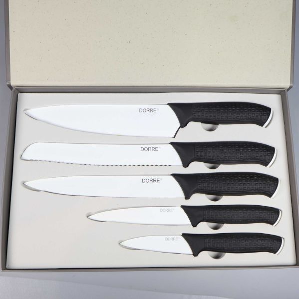 Närbild på fem knivar med svarta handtag liggande i ask