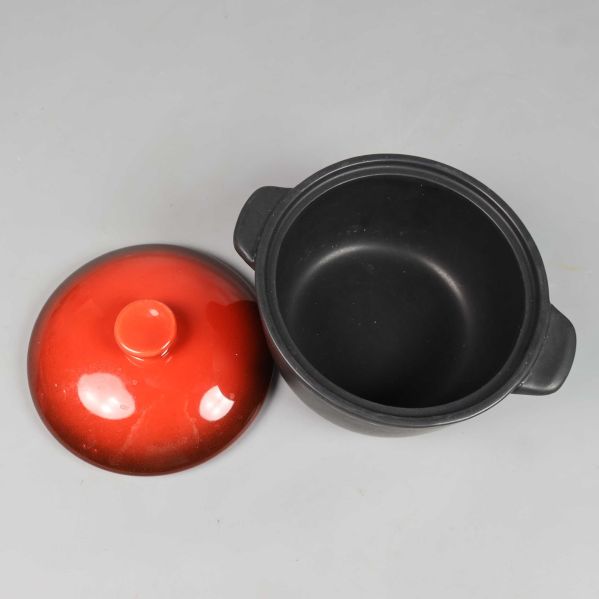 Öppen gryta med locket avtaget vid sidan