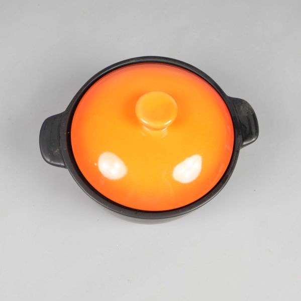 Grytan ovanifrån med orange lock