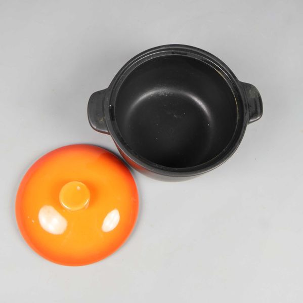 Gryta öppnad med locket bredvid