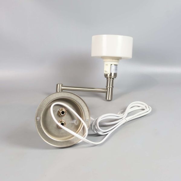 Baksidan av vägglampan visar monteringsdelar och sladd