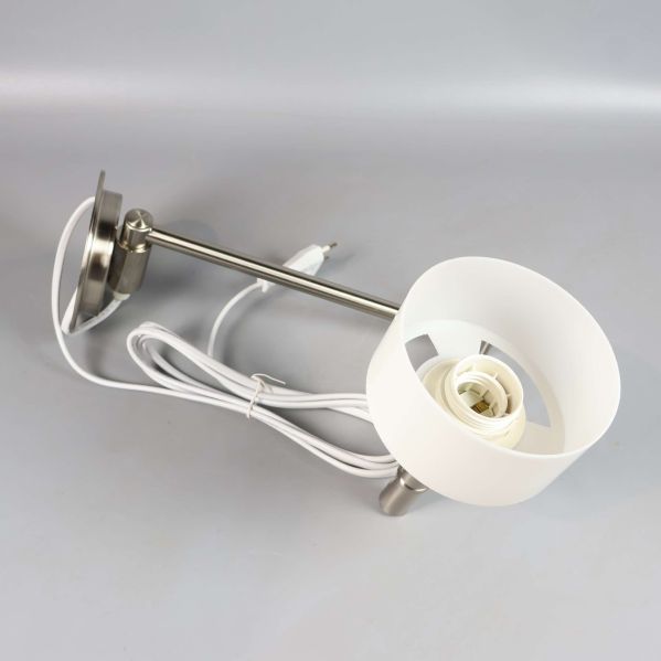 Vägglampa med vit skärm och hoprullad sladd, vy ovanifrån